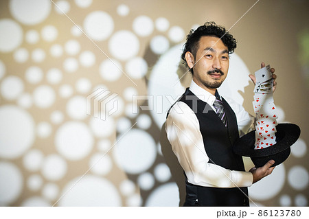 髭のマジシャン 86123780