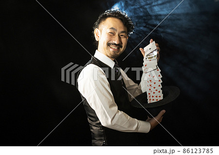 髭のマジシャン 86123785