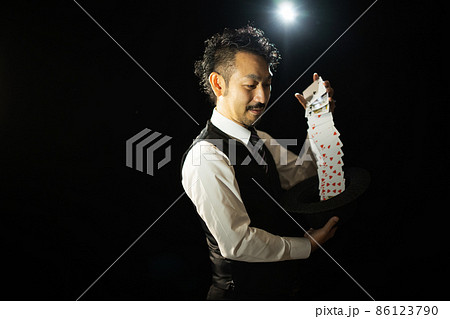 髭のマジシャン 86123790