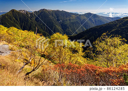 南アルプス・北岳への登りの紅葉と鳳凰三山 86124285