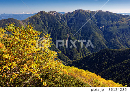 南アルプス・北岳への登りの紅葉と鳳凰三山 86124286