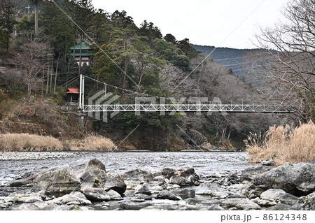 寒中 東京奥多摩御岳渓谷 吊り橋と山寺のある光景 玉石と巨岩の奥多摩渓谷 冬枯れのススキと山々の姿 寒中 東京奥多摩御岳渓谷 吊り橋と山寺のある光景 玉石と巨岩の奥多摩渓谷 冬枯れのススキと山々の姿 86124348