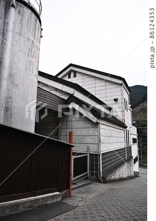 東京奥多摩御岳渓谷　酒蔵と粋な黒塀　伝統的な蔵造　東京の造り酒屋　縦構図　青梅線沢井駅　無人駅 86124353