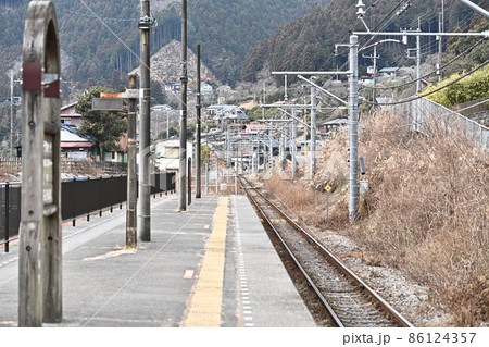 東京奥多摩御岳渓谷 青梅線単線区間 無人駅 沢井駅 山並に消えゆく線路と冬枯れの線路脇 誰もいない 東京奥多摩御岳渓谷 青梅線単線区間 無人駅 沢井駅 山並に消えゆく線路と冬枯れの線路脇 誰もいない 86124357