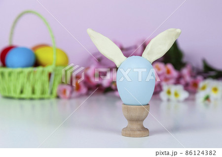 Easter eggs and spring blooming flowers Easter eggs and spring blooming flowers 86124382