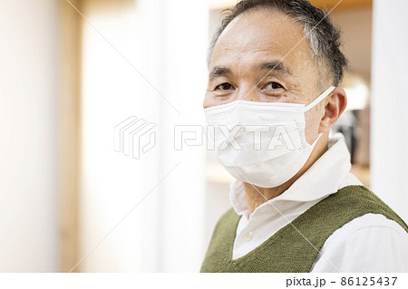 マスク姿のシニア男性 マスク姿のシニア男性 86125437