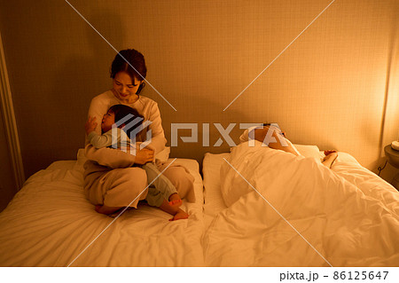 夜泣きする1歳10ヶ月の男の子の写真素材