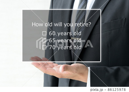 何歳に退職をするかの質問をするビジネスマン 何歳に退職をするかの質問をするビジネスマン 86125978