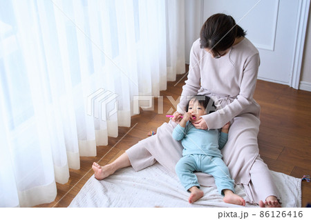 1歳10ヶ月の幼児の歯磨きをする母親 1歳10ヶ月の幼児の歯磨きをする母親 86126416
