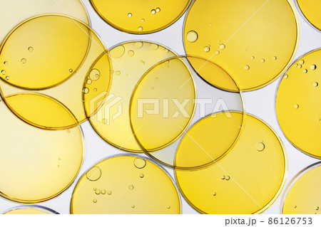Abstract oil circle bubbles in a petri dish top view. Laboratory cosmetic or medicine background. Abstract oil circle bubbles in a petri dish top view. Laboratory cosmetic or medicine background. 86126753