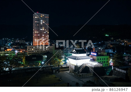 山梨県甲府市 甲府城跡から眺める甲府市の夜景とライトアップされた稲荷櫓 山梨県甲府市 甲府城跡から眺める甲府市の夜景とライトアップされた稲荷櫓 86126947