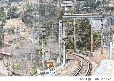 東京奥多摩　青梅線「古里駅」ホームと周辺の光景　青梅線単線区間　奥多摩渓谷下車駅　奥多摩方面を望む 86127752