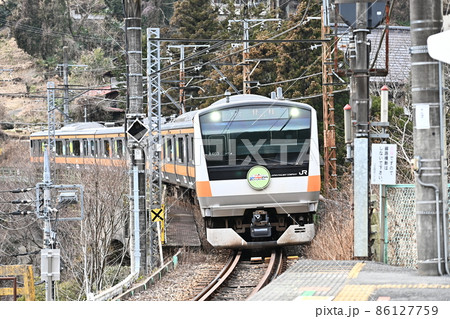 東京奥多摩御岳渓谷　青梅線無人駅「古里駅」に入る上り青梅行き電車先頭車両　近景 86127759