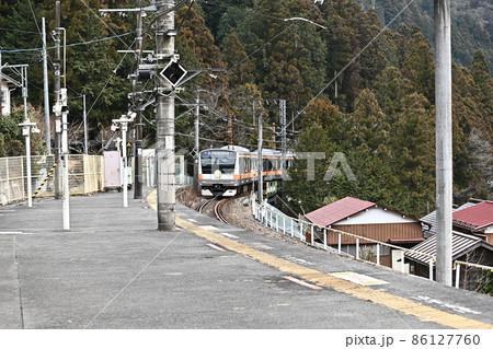 東京奥多摩御岳渓谷　青梅線無人駅「古里駅」に近づく下り奥多摩行き電車　 86127760