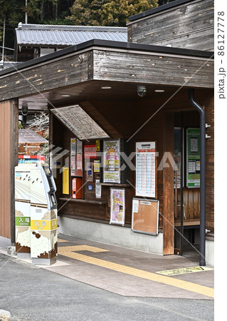 縦構図 東京奥多摩 鳩ノ巣渓谷 青梅線無人駅「古里駅」 自動改札機と駅舎 縦構図 東京奥多摩 鳩ノ巣渓谷 青梅線無人駅「古里駅」 自動改札機と駅舎 86127778