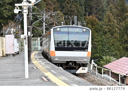 東京奥多摩 鳩ノ巣渓谷 青梅線無人駅「古里駅」に入る下り電車の写真素材 [86127779] - PIXTA
