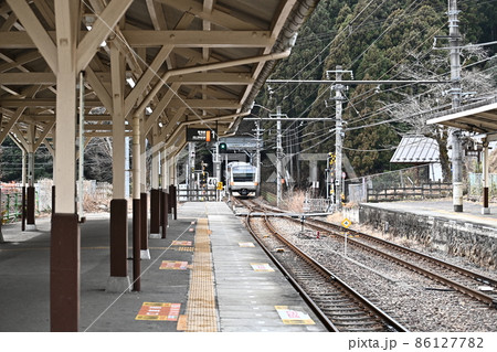 東京奥多摩　鳩ノ巣渓谷　青梅線無人駅「鳩ノ巣駅」　鳩ノ巣駅を出発、トンネルに入った下り奥多摩行き電車 86127782