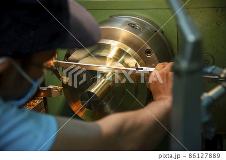 The machine operator measure diameter of brass material parts by Vernier caliper. 86127889