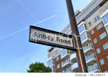イギリスロンドン　ビートルズがレコーディングしたアビーロードスタジオがある通りアビーロード 86128027
