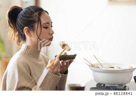 おでんを食べる可愛い女性 おでんを食べる可愛い女性 86128841