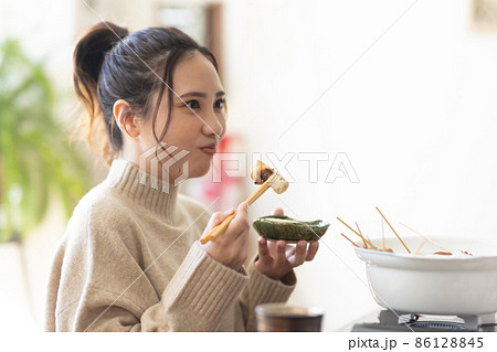 おでんを食べる可愛い女性 86128845