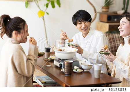 おでんパーティをする仲良しな仲間 おでんパーティをする仲良しな仲間 86128853