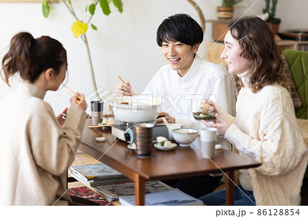 おでんパーティをする仲良しな仲間 おでんパーティをする仲良しな仲間 86128854