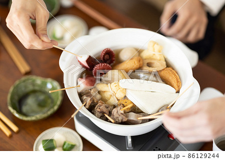 おでんを食べる手元 86129244