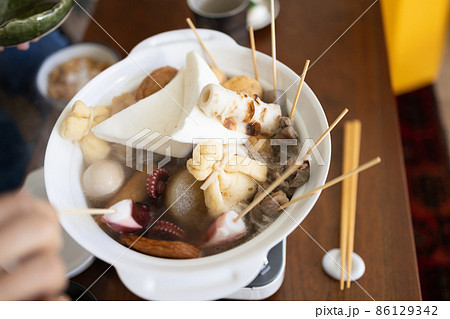 おでんを食べる手元 86129342