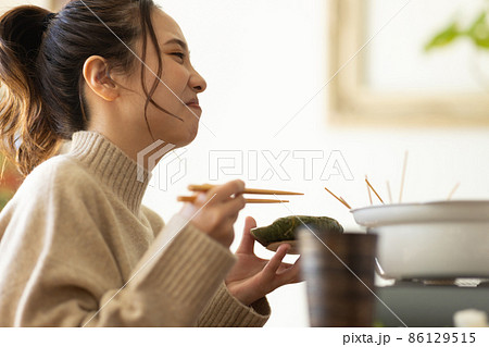 おでんを食べる可愛い女性 おでんを食べる可愛い女性 86129515