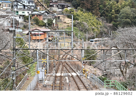 東京奥多摩 青梅線無人駅 鳩ノ巣駅 に向かう下り奥多摩駅行き電車 俯瞰画像 青梅線単線区間 駅周辺の写真素材