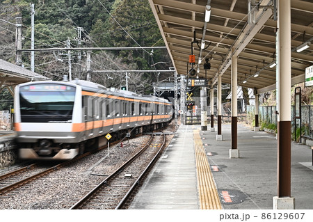 東京奥多摩 鳩ノ巣渓谷 青梅線無人駅 鳩ノ巣駅 を出発した下り奥多摩駅行き電車 青梅線単線区間 の写真素材