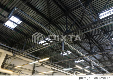 car service center ceiling with air duct system and roof glazing 86129617