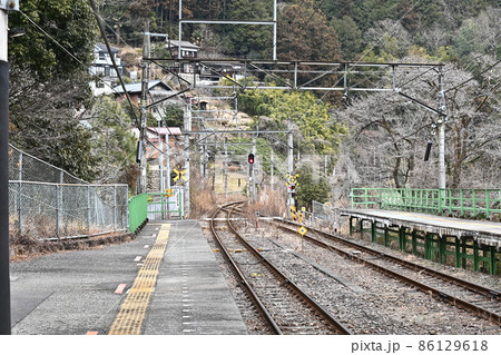東京奥多摩　鳩ノ巣渓谷　青梅線無人駅「鳩ノ巣駅」ホームから望む上り青梅方面遠景　青梅線単線区間　 86129618