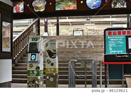 東京奥多摩　鳩ノ巣渓谷　青梅線無人駅「鳩ノ巣駅」自動改札機　無人の駅待合室　 86129621