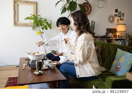 仲良くおでんを食べるカップル 仲良くおでんを食べるカップル 86129667