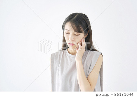 女性　悩む　白背景 86131044