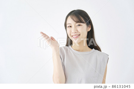 女性　案内　白背景 86131045