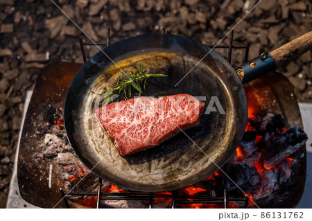 ステーキ Grill beef steak outdoors, at the campsite ステーキ Grill beef steak outdoors, at the campsite 86131762