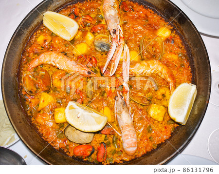 スペイン・シーフードのパエリア 86131796