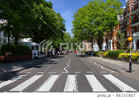 イギリスロンドン　ビートルズのアルバムジャケットの世界一有名な横断歩道アビーロードクロッシング 86131807