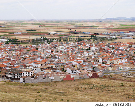 スペイン ラ・マンチャ地方コンスエグラの大地 スペイン ラ・マンチャ地方コンスエグラの大地 86132082