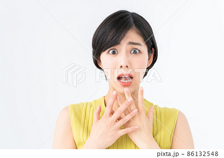 おどろく若い女性 86132548