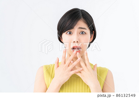おどろく若い女性 86132549