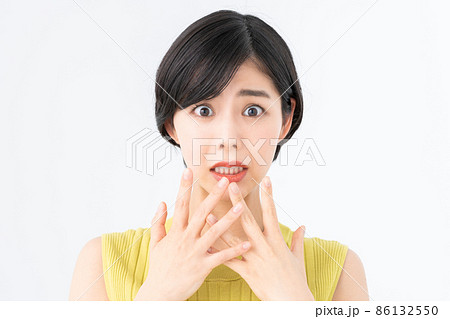 おどろく若い女性 おどろく若い女性 86132550
