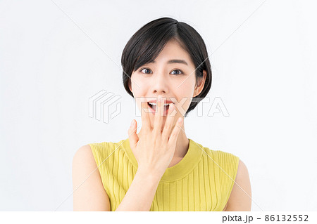 おどろく若い女性 86132552