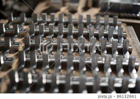 マシニングセンターで削り出し加工したアルミの部品 86132661