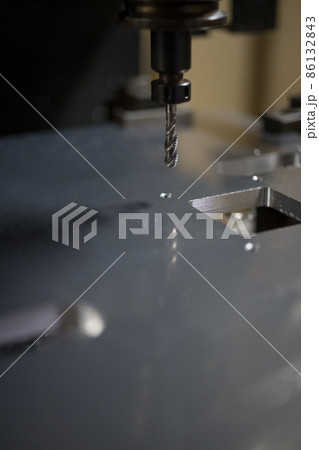 マシニングセンターでタッピング加工 86132843