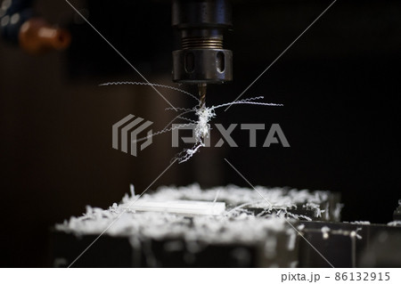 マシニングセンターで樹脂にネジ切り加工 マシニングセンターで樹脂にネジ切り加工 86132915