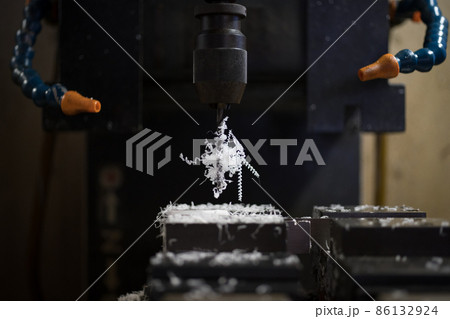 マシニングセンターで樹脂にネジ切り加工 86132924